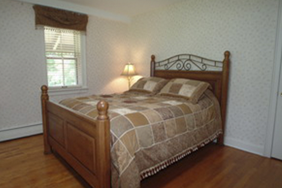 Bed with ornamental headboard in The Chalet House