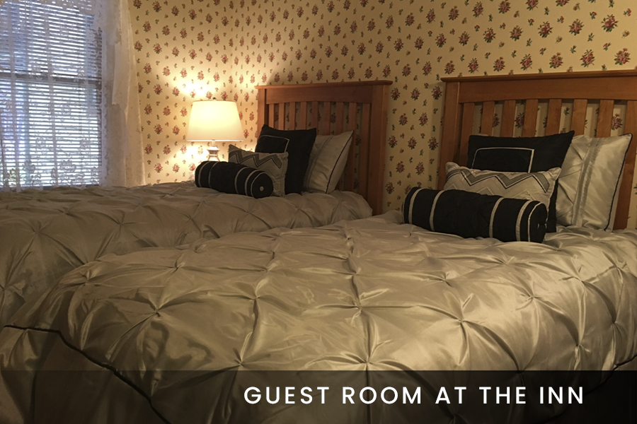 guest room with two beds at Glen Iris Inn
